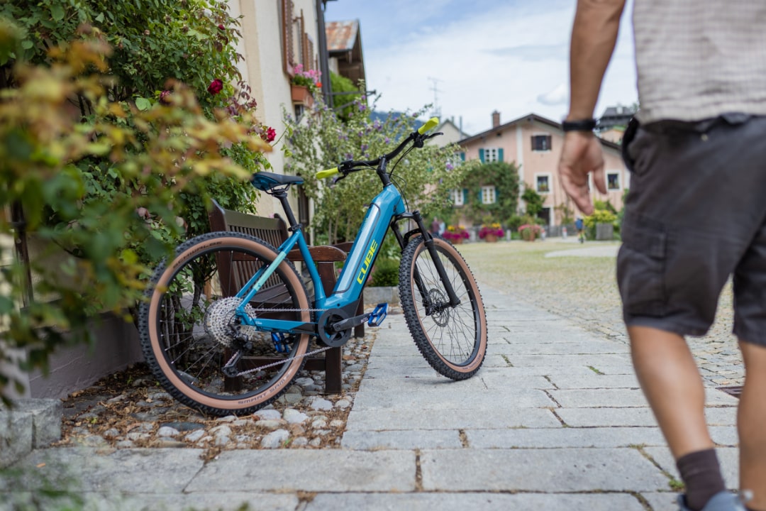Cube Reaction Hybrid E-Bike mit Tiefeinstieg in Seitenansicht.