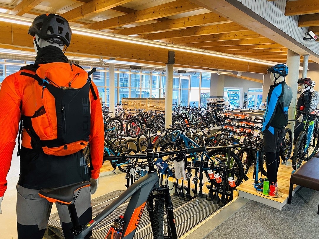 Innenansicht der Lucky Bike Filiale Memmingen mit Fahrrädern, Zubehör und Fahrradbekleidung.