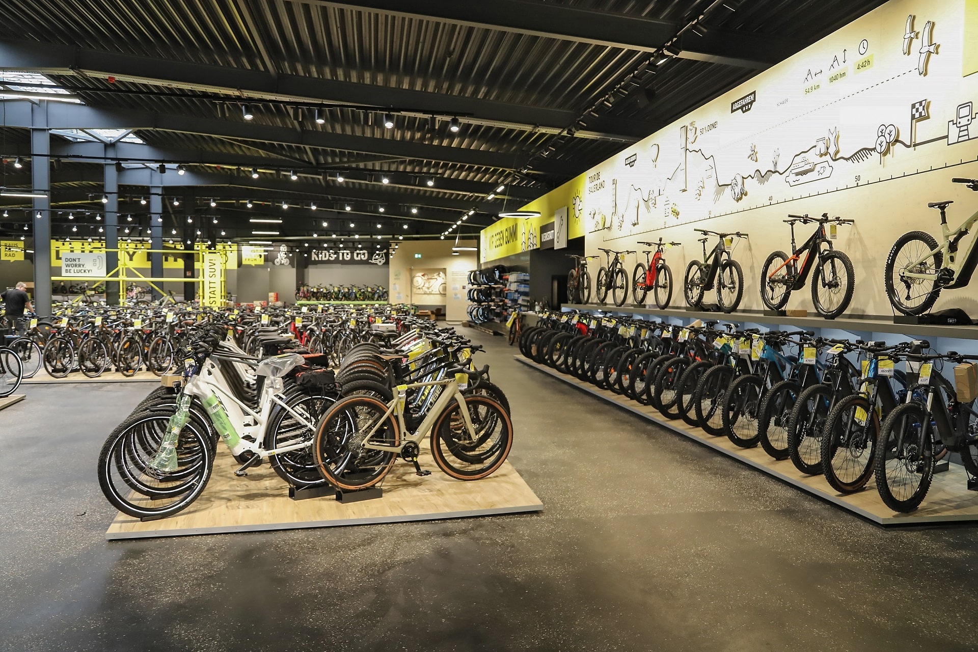 Innenansicht der großen Fahrradfiliale in Meschede mit zahlreichen Fahrrädern und E-Bikes auf Verkaufsflächen und an der Wand.