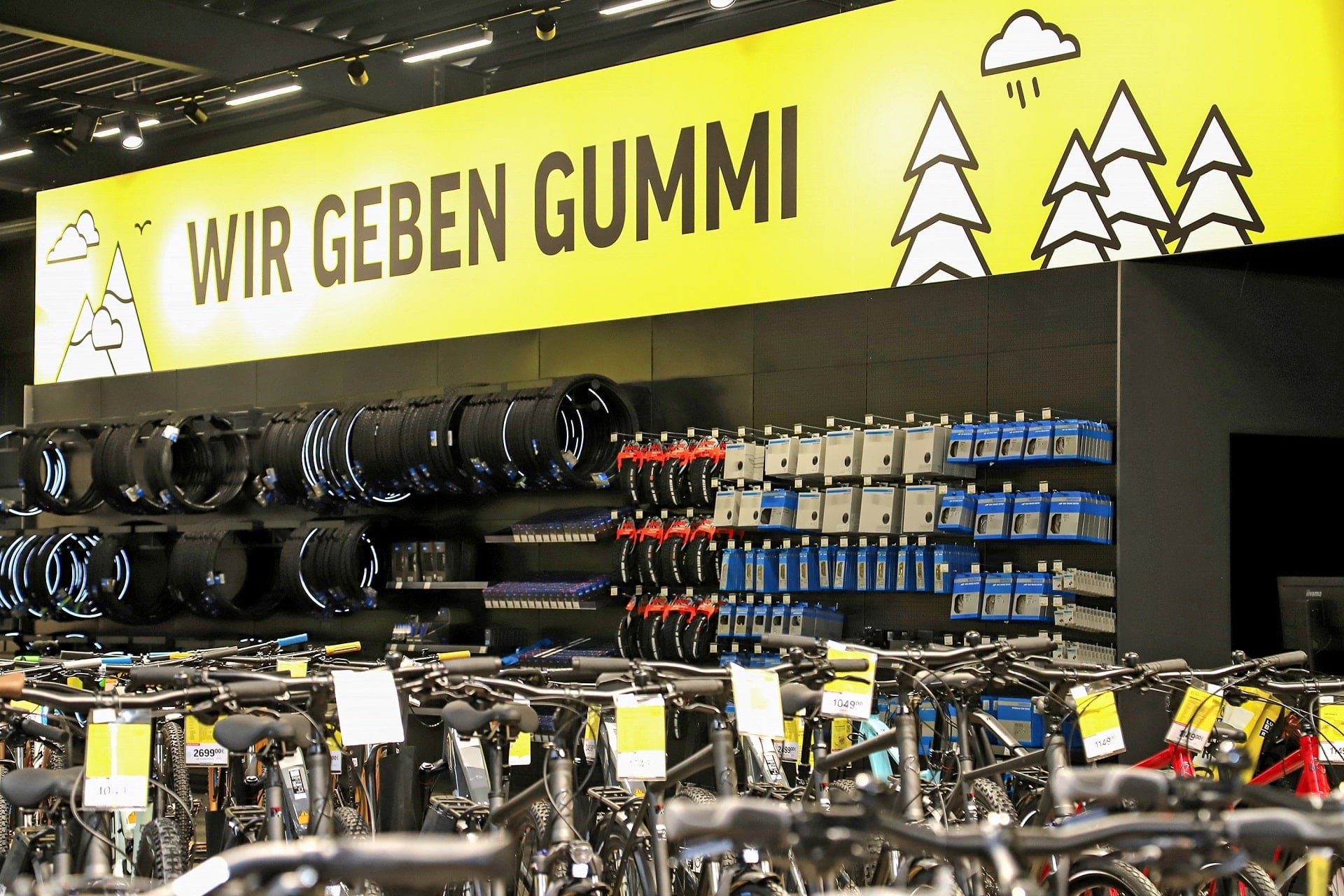 Innenansicht der Lucky Bike Filiale in Meschede mit Fahrradschlössern, Reifen und weiterem Fahrradzubehör.