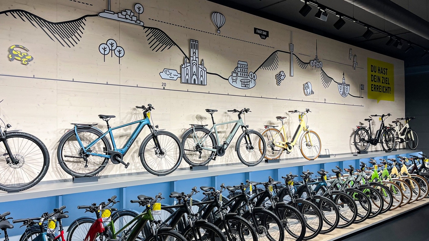 Innenansicht einer Lucky Bike Filiale in Stuttgart mit zahlreichen Fahrrädern auf der Verkaufsfläche und an der Wand.