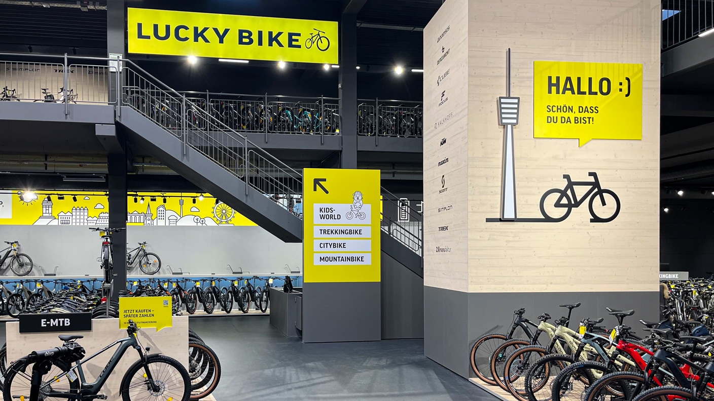 Innenansicht der Lucky Bike Filiale in Stuttgart mit Fahrrädern, Zubehör und Verkaufsflächen.