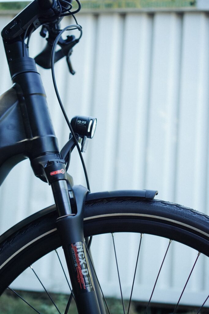 KTM Macina Style Pro 2024: Detailansicht der Federgabel mit Vorderlicht und Schutzblech.