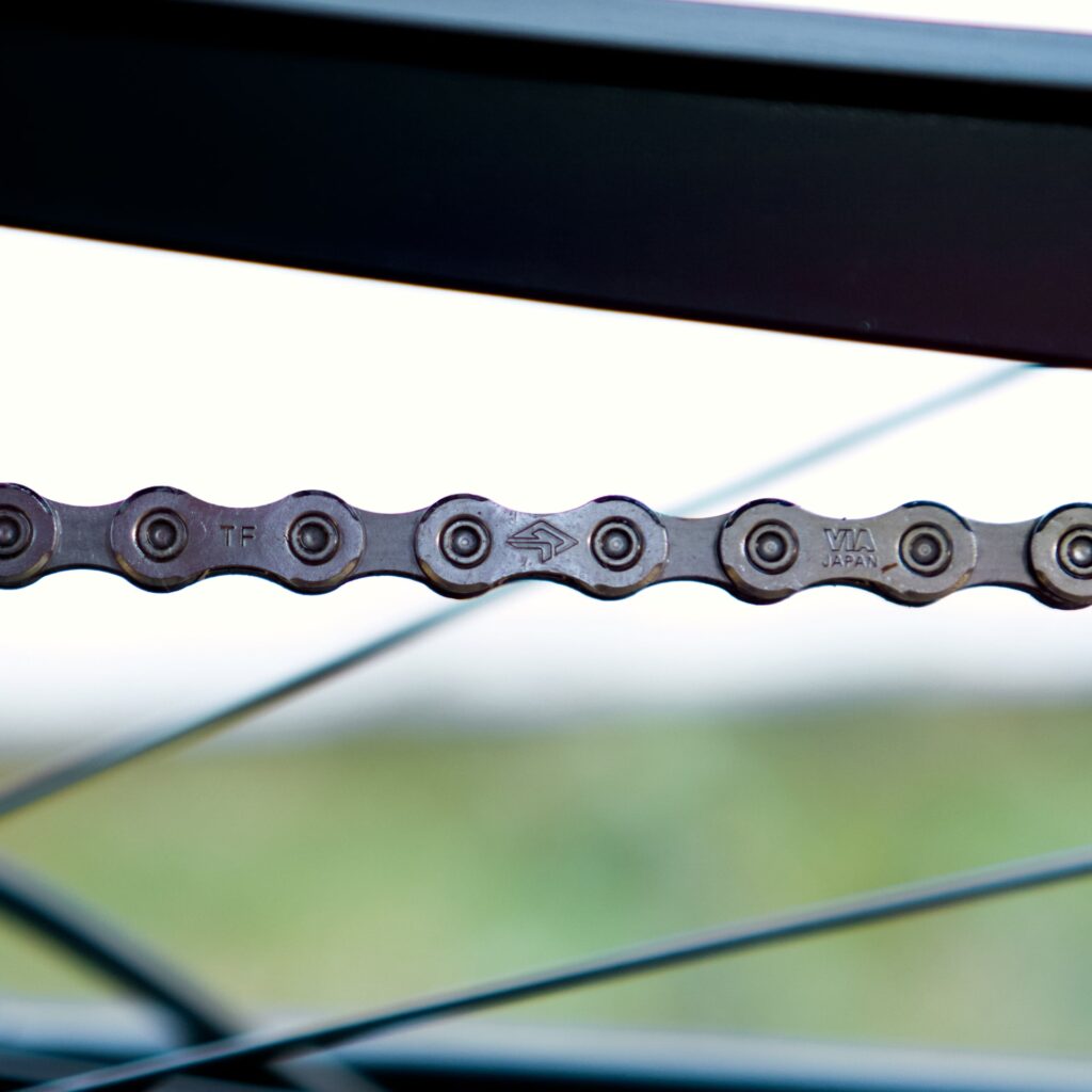 KTM Macina Style Pro 2024: Detailansicht der robusten Linkglide-Kette für optimale Schaltperformance.