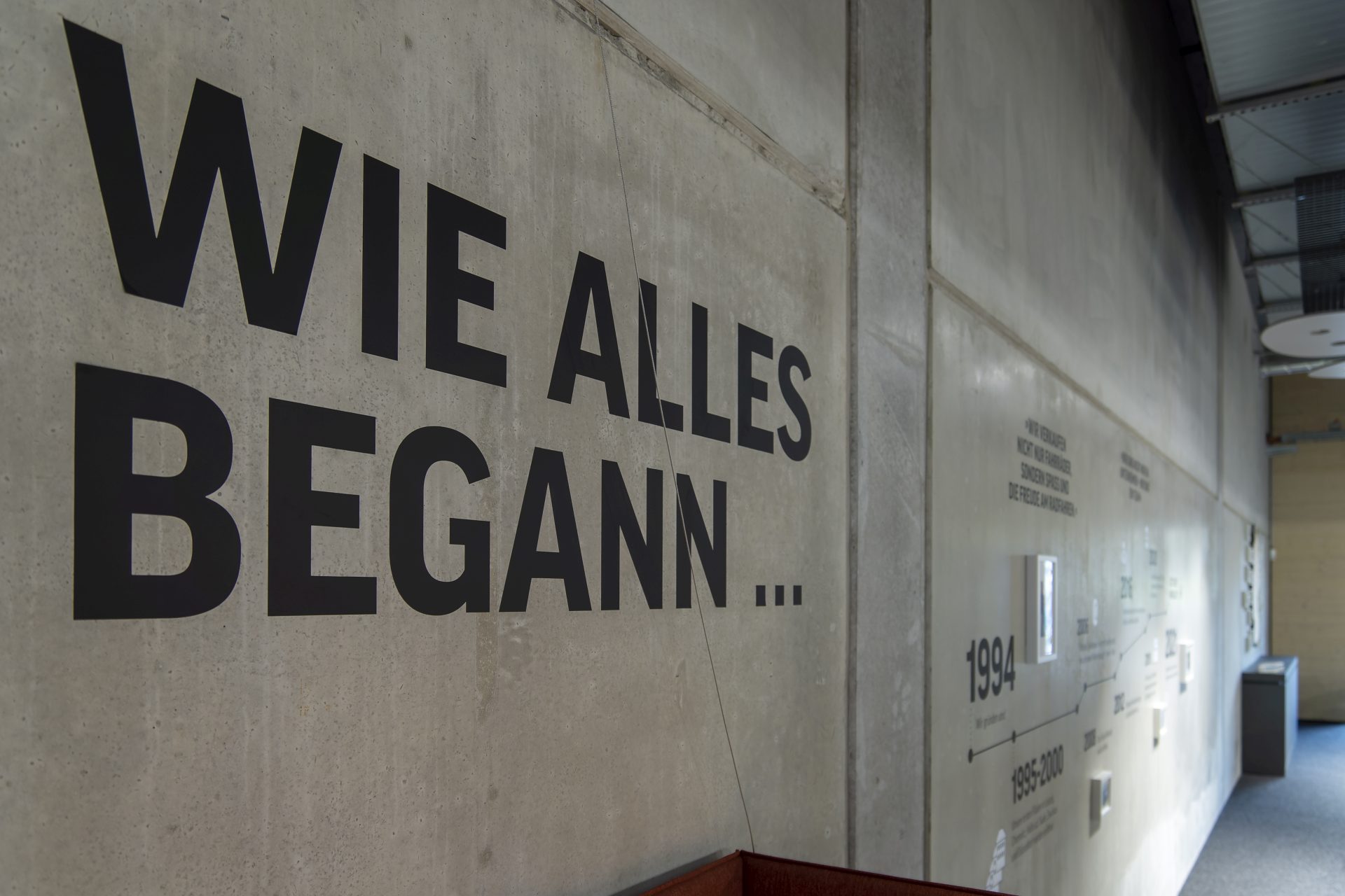 Betonwand mit Aufschrift "Wie alles begann..."