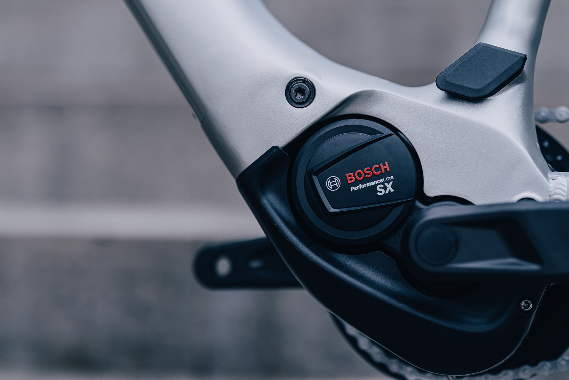 Nahaufnahme eines Bosch Performance Line SX Motors im Rahmen eines E-Bikes.