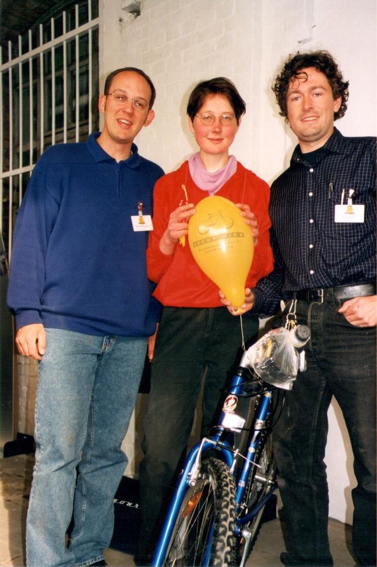 Alte Aufnahme von drei Personen (u.a. Geschäftsführer Böttner und Morgenroth) mit Fahrrädern vor einem Fahrradgeschäft.