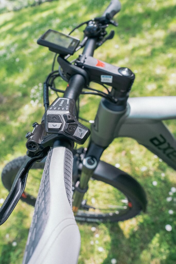 Axess Force Pro Allroad Lenker mit Bosch LED-Remote und Display auf grünem Hintergrund.