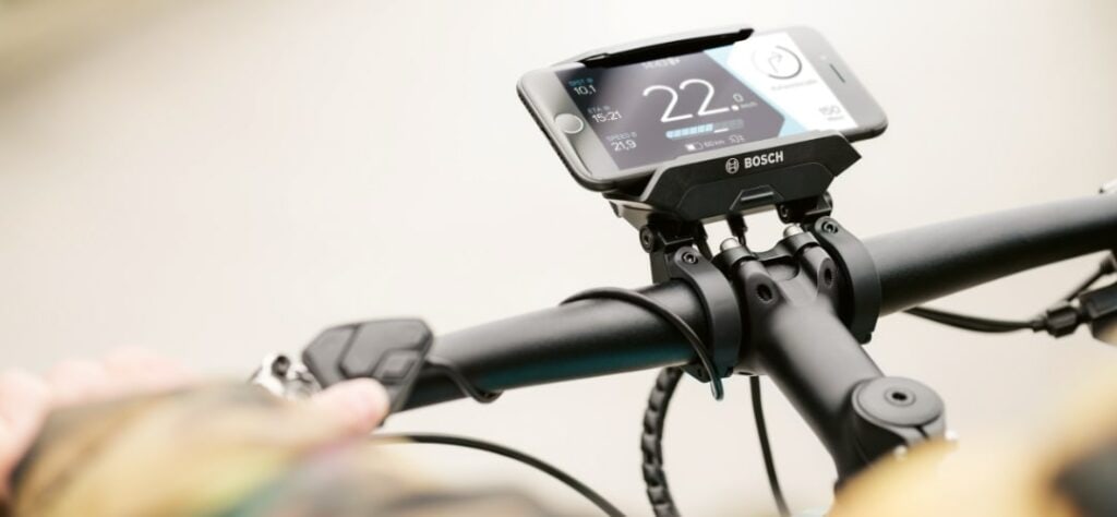 Nahaufnahme von Fahrradlenker mit Bosch SmartphoneGrip mit Smartphone