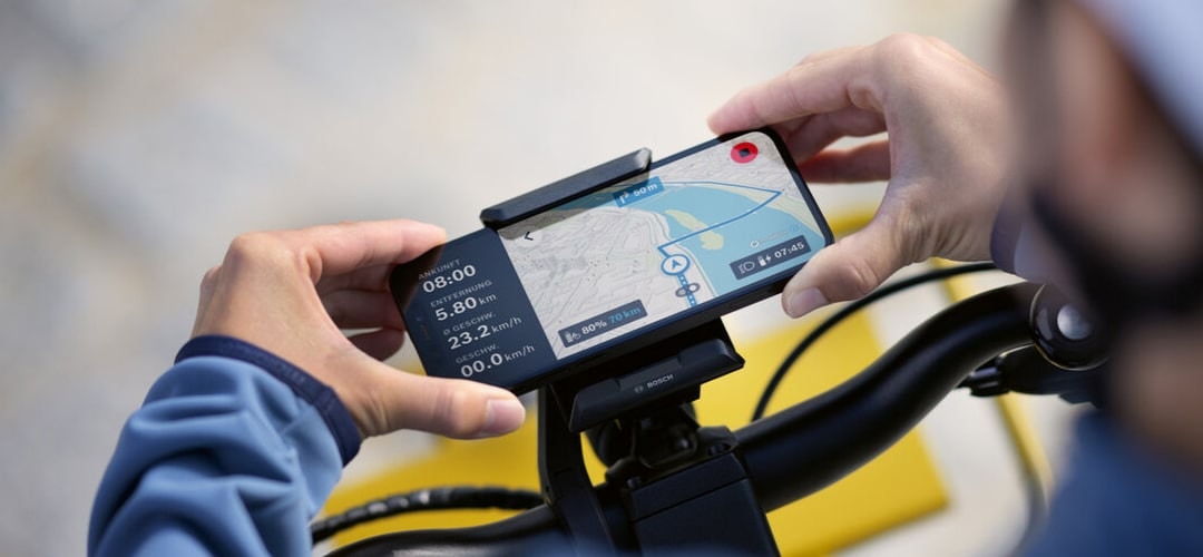 Nahaufnahme von Smartphone mit Navigationssystem, montiert am Fahrradlenker
