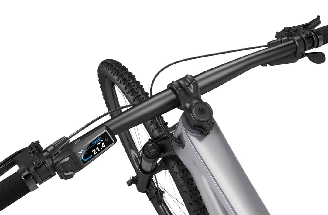 Nahaufnahme von Fahrradlenker mit Bosch Purion Display, weißer Hintergrund