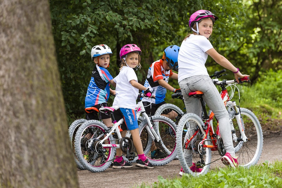 Familie mit Fahrradhelmen beim Radfahren.