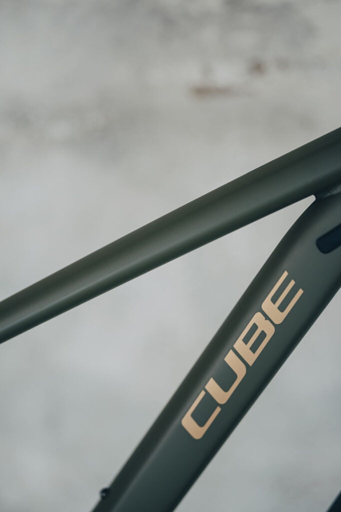 Nahaufnahme Rahmen des Cube AIM SLX FE mit Schriftzug Cube