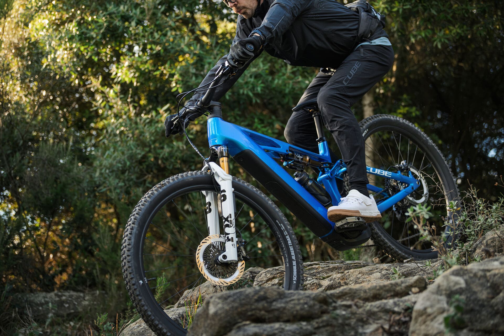 Sportliche Downhill-Aufnahme des Cube Stereo Hybrid One44 HPC AT 800