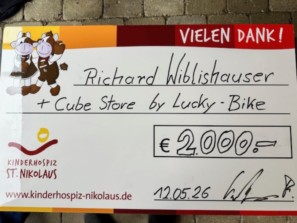 Großansicht des Checks vom Cube Store Memmingen an das Kinderhospiz St. Nikolaus