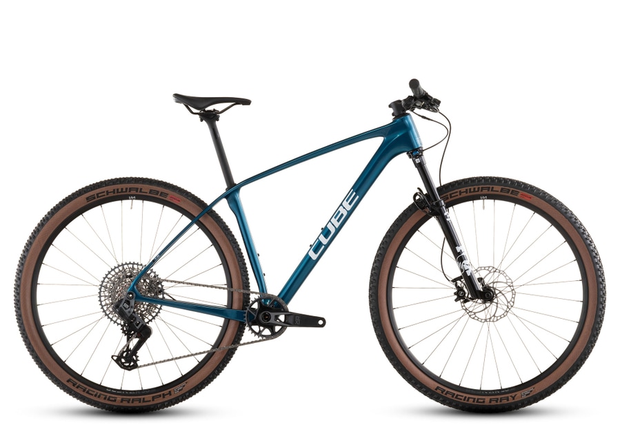 Gesamtansicht Seitenansicht des Cube Reaction C:62 SLX 2026 Hardtail Mountainbikes mit Carbon-Rahmen