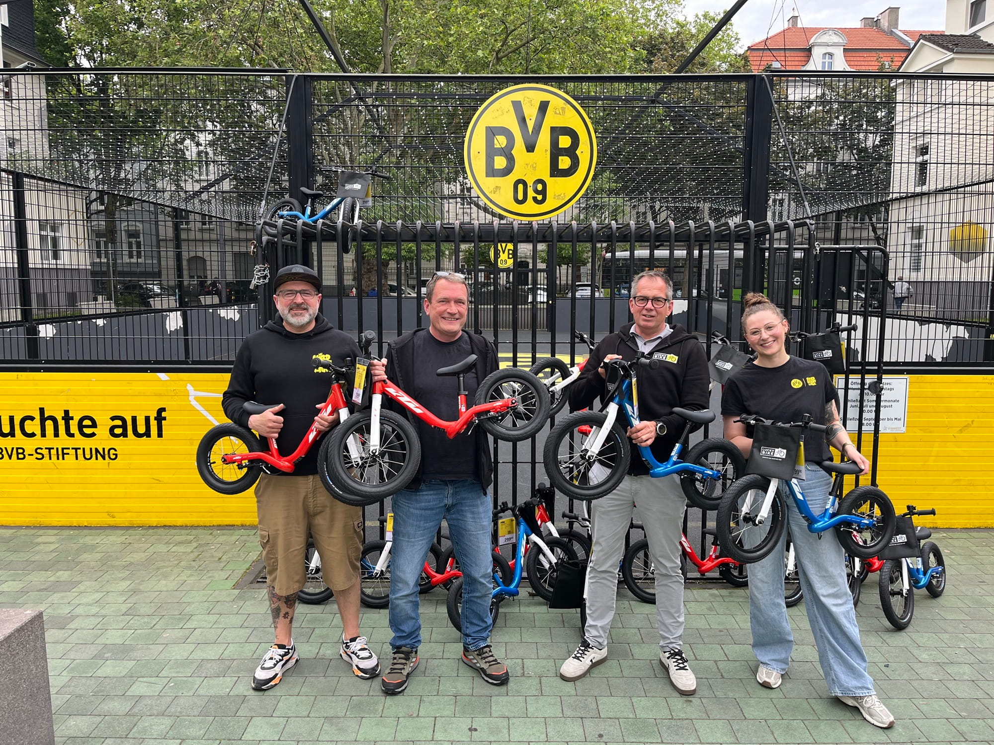 Ein Bild der Übergabe von mehreren KTM Laufrädern in Dortmund