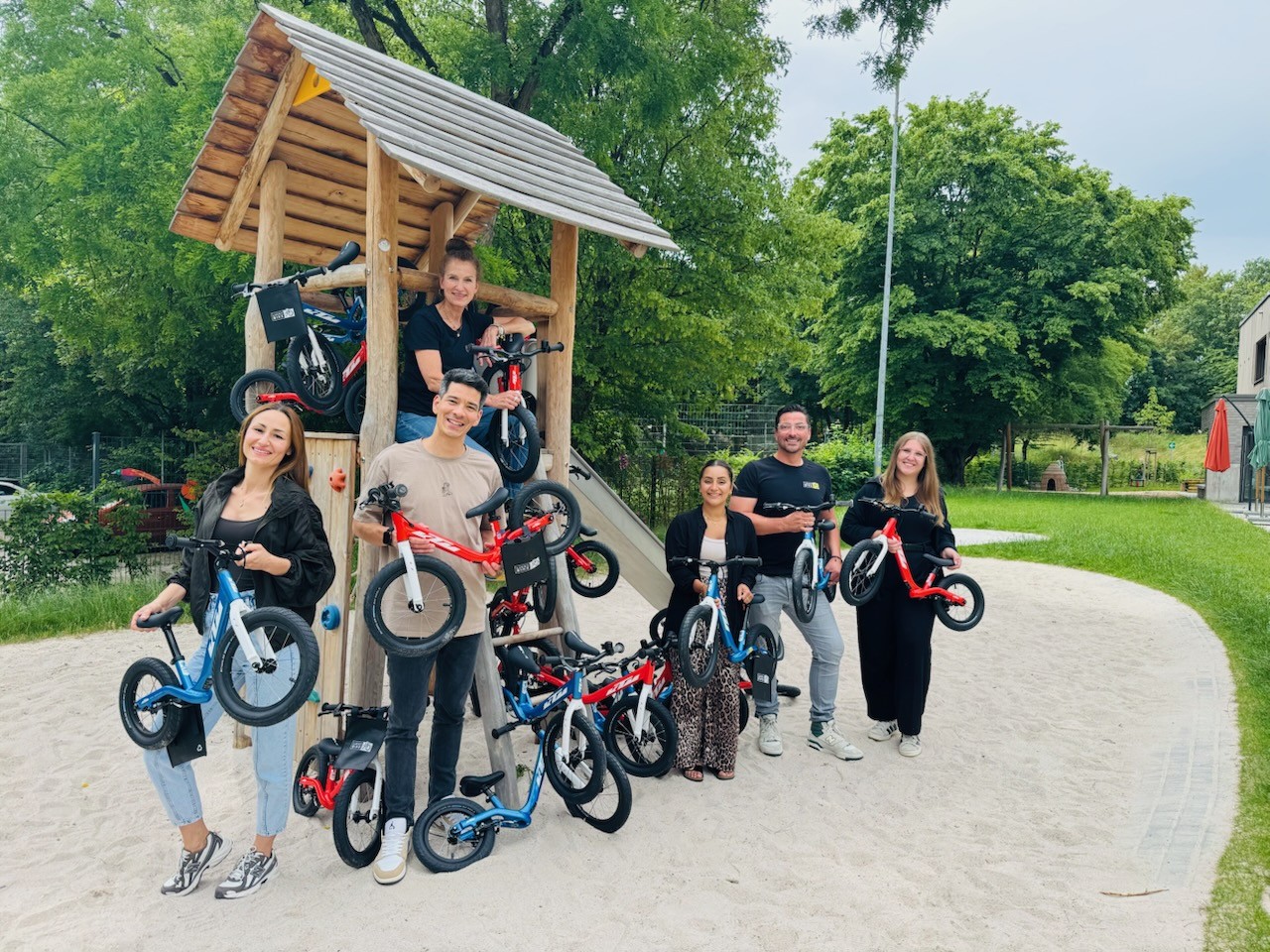 Ein Bild der Übergabe von mehreren KTM Laufrädern in Stuttgart an das Kinder- und Jugendhaus Hallschlag