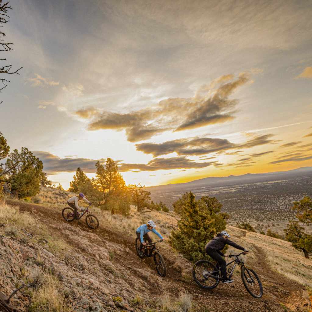Gruppe von Fahrradfahrern an einem Abhang in Bend Oregon bei Dämmerung