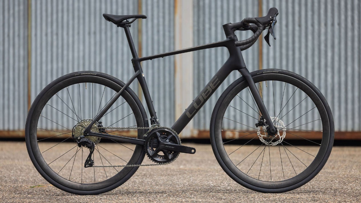 Cube Attain Neuheiten Modelle 2027 im Vergleich C:62 Race carbon´n´coalchrome Gesamtansicht Seitenansicht