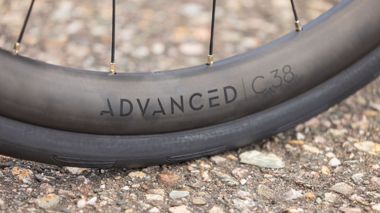 Cube Attain Neuheiten Modelle 2027 im Vergleich C:62 Race carbon´n´coalchrome Detailbild Reifen
