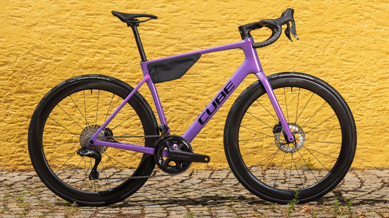 Cube Attain Neuheiten Modelle 2027 im Vergleich C:62 SLT cosmicpurple´n´black Gesamtansicht Seitenansicht