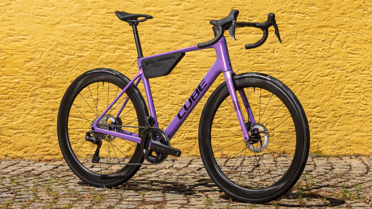 Cube Attain Neuheiten Modelle 2027 im Vergleich C:62 SLT cosmicpurple´n´black Gesamtansicht Seitenansicht