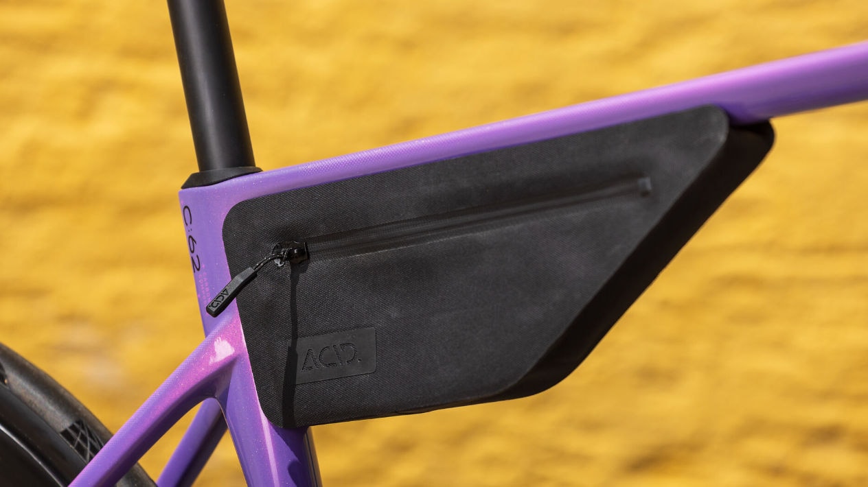 Cube Attain Neuheiten Modelle 2027 im Vergleich C:62 SLT cosmicpurple´n´black Detailbild Tasche