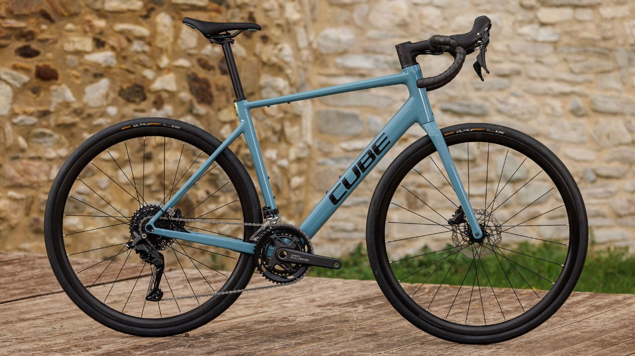 Cube Attain Neuheiten Modelle 2027 im Vergleich Pro surfblue´n´black Gesamtansicht Seitenansicht