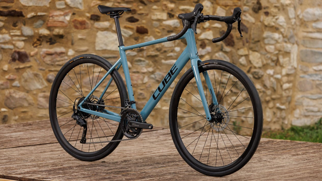 Cube Attain Neuheiten Modelle 2027 im Vergleich Pro surfblue´n´black Gesamtansicht Seitenansicht