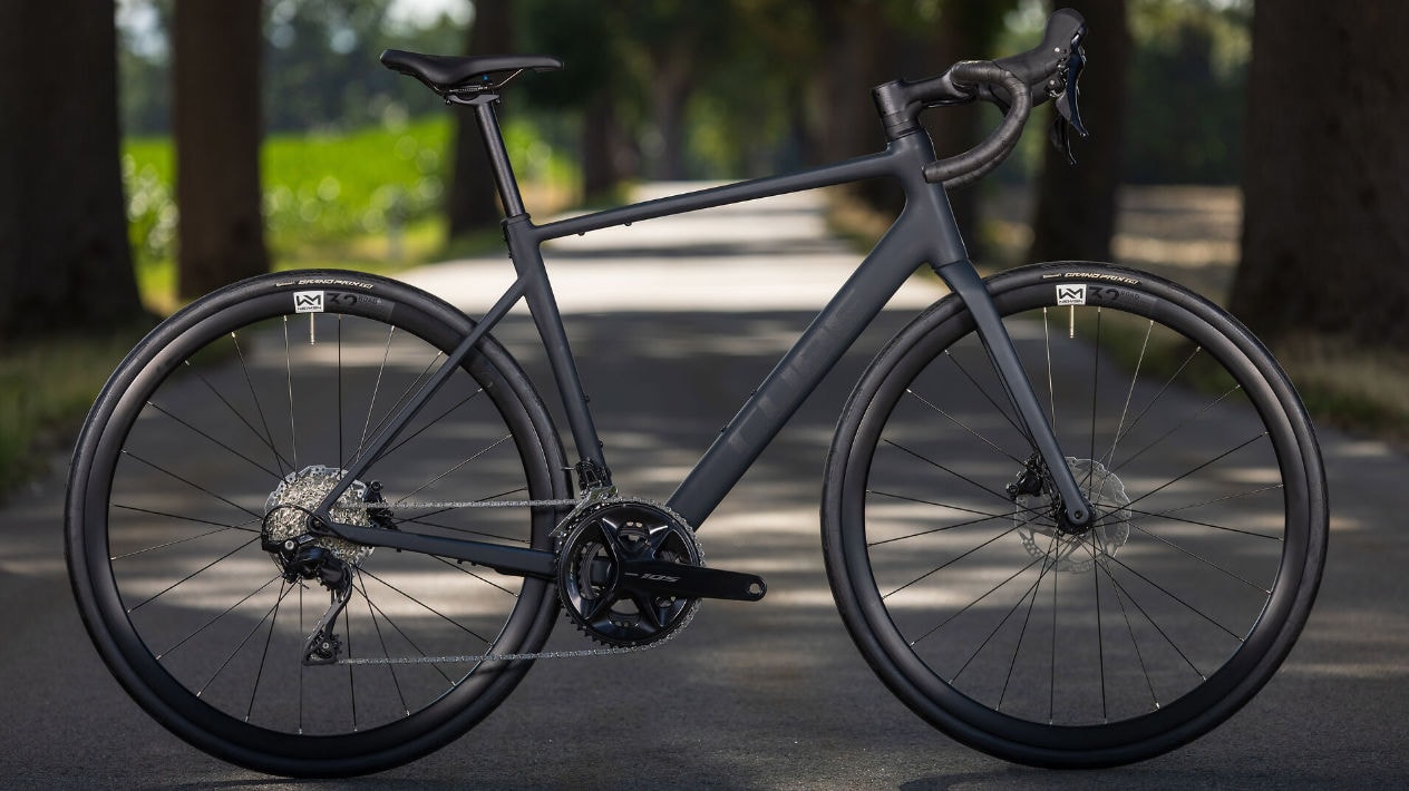Cube Attain Neuheiten Modelle 2027 im Vergleich SLX black´n´chrome Gesamtansicht Seitenansicht