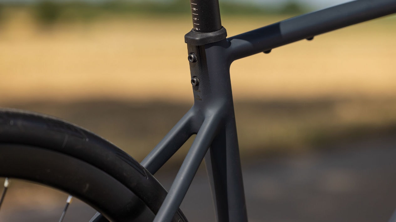 Cube Attain Neuheiten Modelle 2027 im Vergleich SLX black´n´chrome Detailbild Rahmen Hinterrad