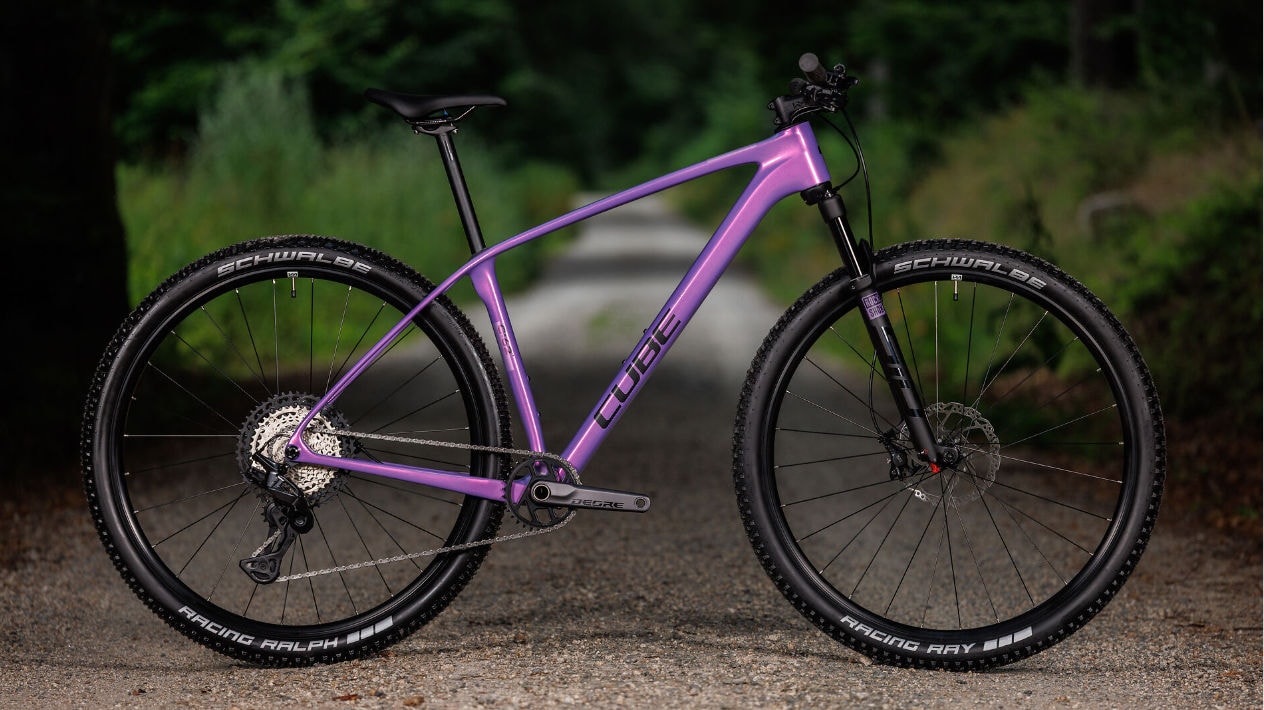 Cube Reaction 2027 Modelle Neuheiten im Vergleich C:62 Pro cosmicpurple´n´black Gesamtansicht Seitenansicht
