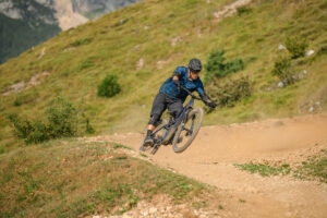 Dynamisches Bild einer Person, die auf einem CUbe Mountainbike in ländlicher Umgebung fährt