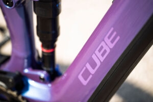 Nahaufnahme eines Fahrradrahmen in violetter Farbe eines Cube-E-Bikes