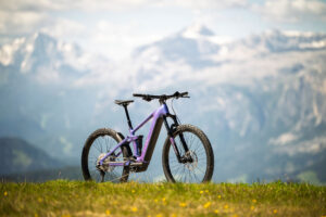 Seitenansicht eines violetten Cube E-Bikes in alpiner Kulisse