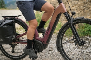 Nahaufnahme einer Person, die mit einem E-Citybike fährt