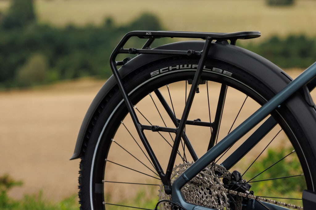 Cube Nuride Hybrid 2027 Modelle Neuheiten im Vergleich Pro 800 deepteal´n´blue Detailbild Hinterrad Straßenausstattung Gepäckträger