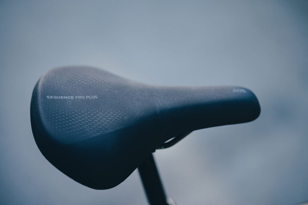 Cube Nuride Hybrid 2027 Modelle Neuheiten im Vergleich EXC 800 coal´n´chrome Detailbild Sattel