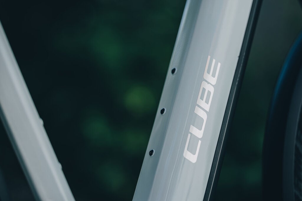 Cube Kathmandu Hybrid 2027 Modelle Neuheiten im Vergleich Deluxe Pro 800 metallicwhite´n´chrome Detailbild Rahmen