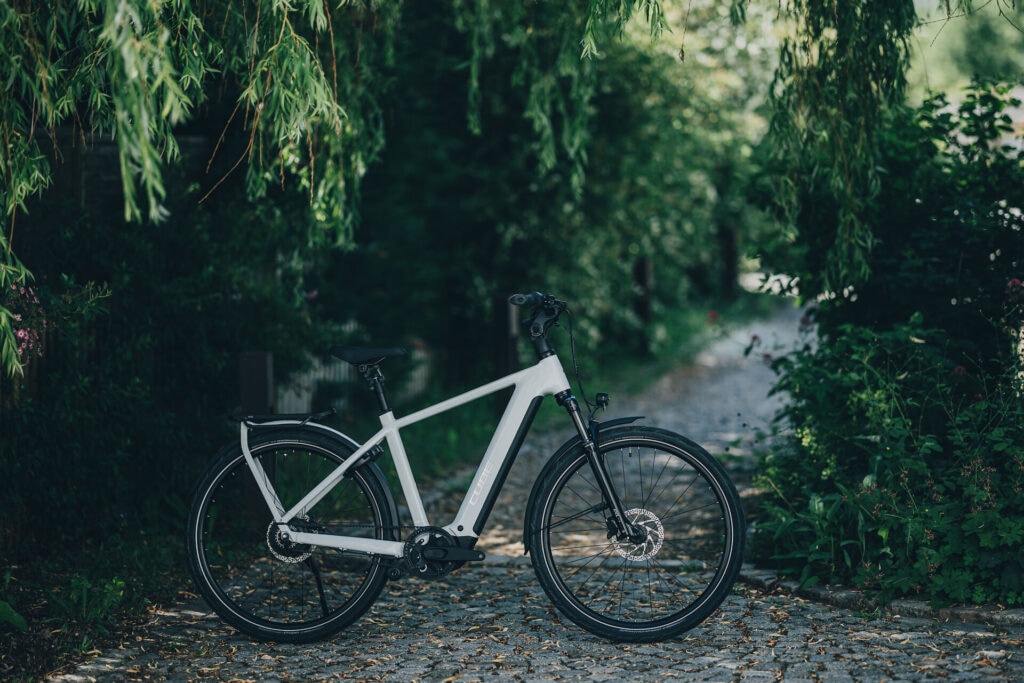 Cube Kathmandu Hybrid 2027 Modelle Neuheiten im Vergleich Deluxe Pro 800 metallicwhite´n´chrome Gesamtansicht Seitenansicht