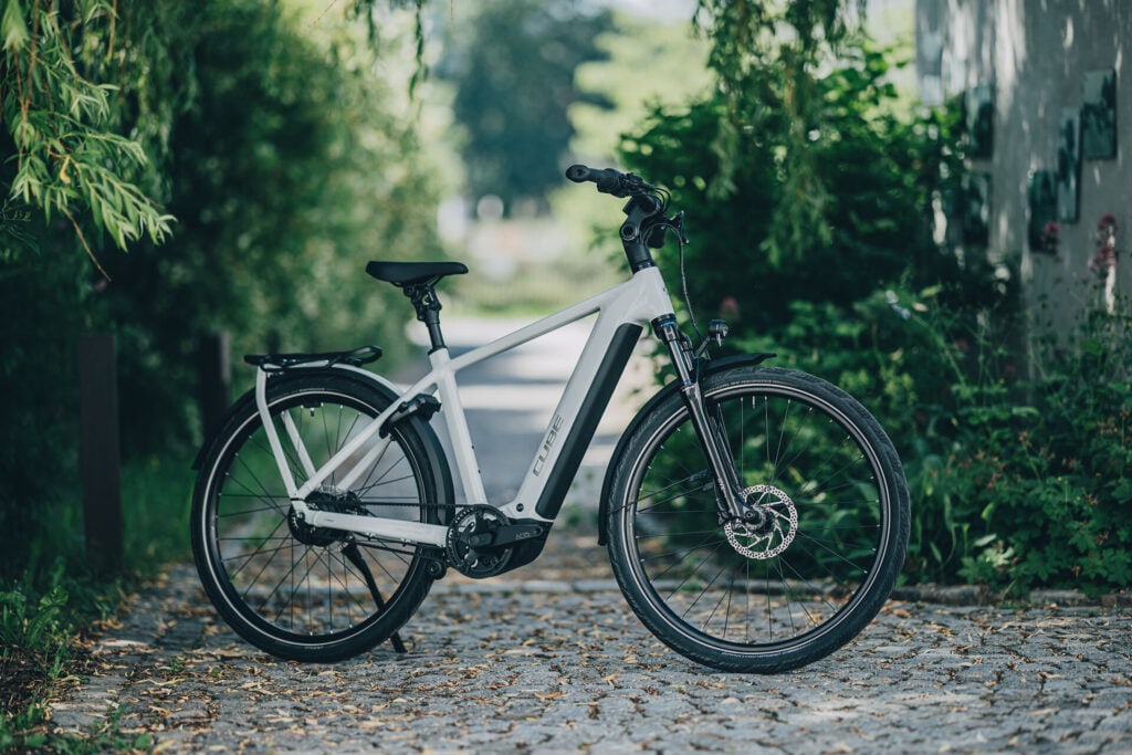 Cube Kathmandu Hybrid 2027 Modelle Neuheiten im Vergleich Deluxe Pro 800 metallicwhite´n´chrome Gesamtansicht Seitenansicht