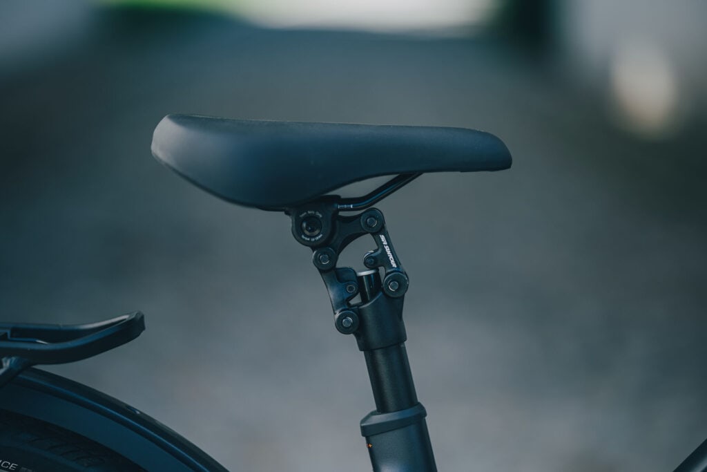 Cube Kathmandu Hybrid 2027 Modelle Neuheiten im Vergleich Deluxe EXC 800 stealthgrey´n´grey Detailbild Sattel