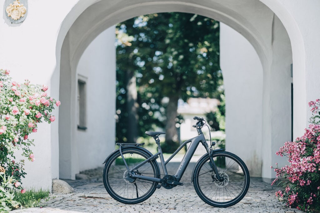 Cube Kathmandu Hybrid 2027 Modelle Neuheiten im Vergleich Deluxe EXC 800 stealthgrey´n´grey Gesamtansicht Seitenansicht