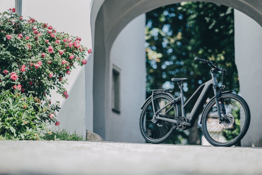 Cube Kathmandu Hybrid 2027 Modelle Neuheiten im Vergleich Deluxe EXC 800 stealthgrey´n´grey Gesamtansicht Seitenansicht