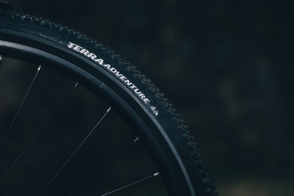 Cube Kathmandu Hybrid 2027 Modelle Neuheiten im Vergleich C62 Pro 400X liquidsteel´n´prizm Detailbild Reifen Terra Adventure
