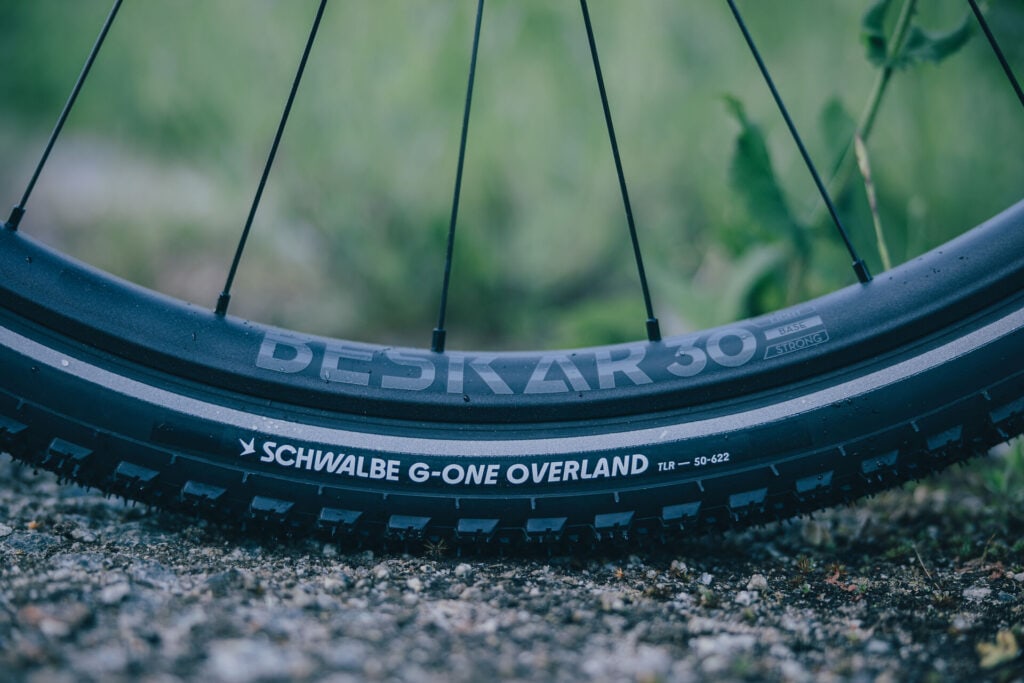 Cube Kathmandu Hybrid 2027 Modelle Neuheiten im Vergleich C62 SLX 400X liquidred´n´red Detailbild Reifen Schwalbe G-One Overland