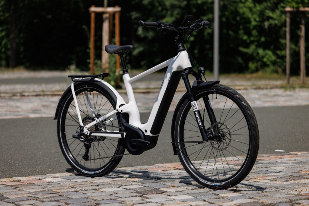 Cube Kathmandu Hybrid 2027 Modelle Neuheiten im Vergleich ONE11 HPC SLX 800 metallicwhite´n´prizm