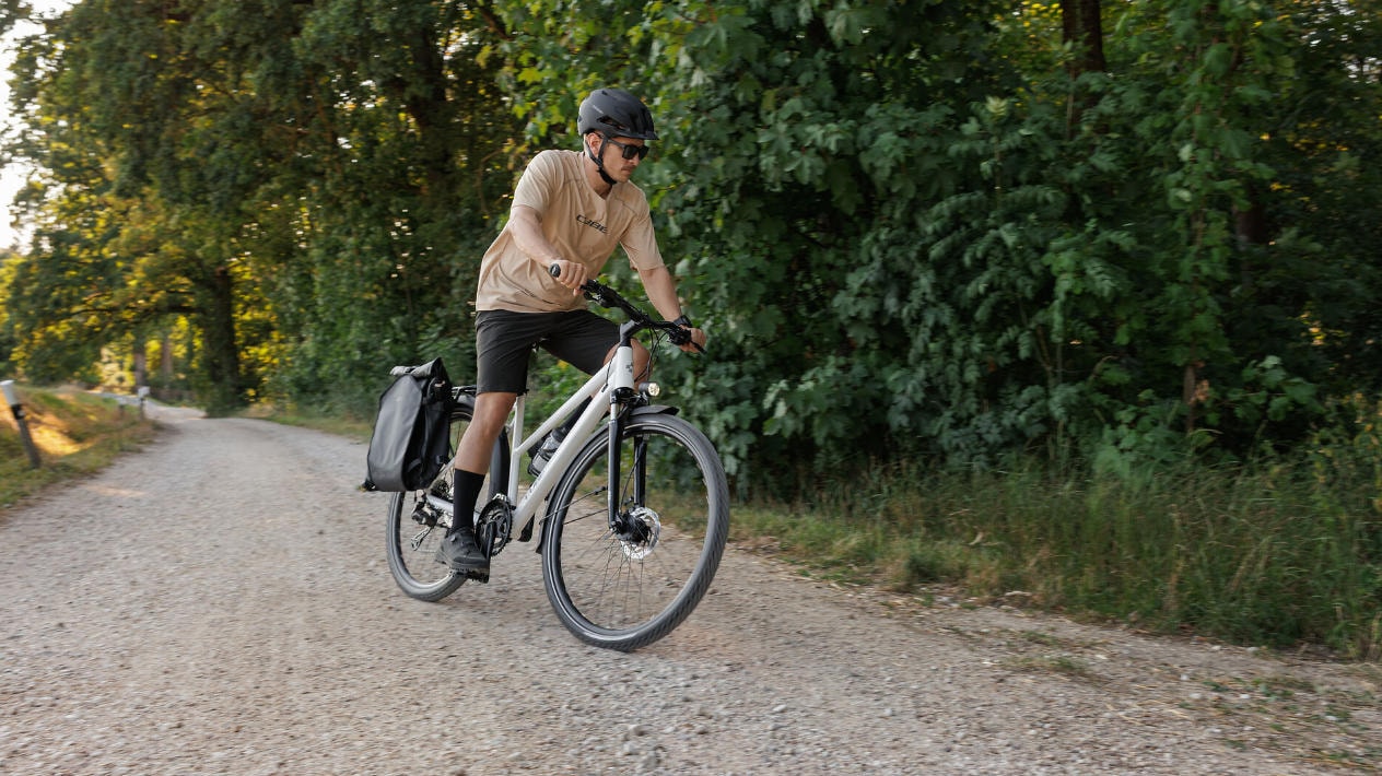 Cube Nature 2027 Modelle Neuheiten im Vergleich Trekkingbike-Fahrer am Waldrand