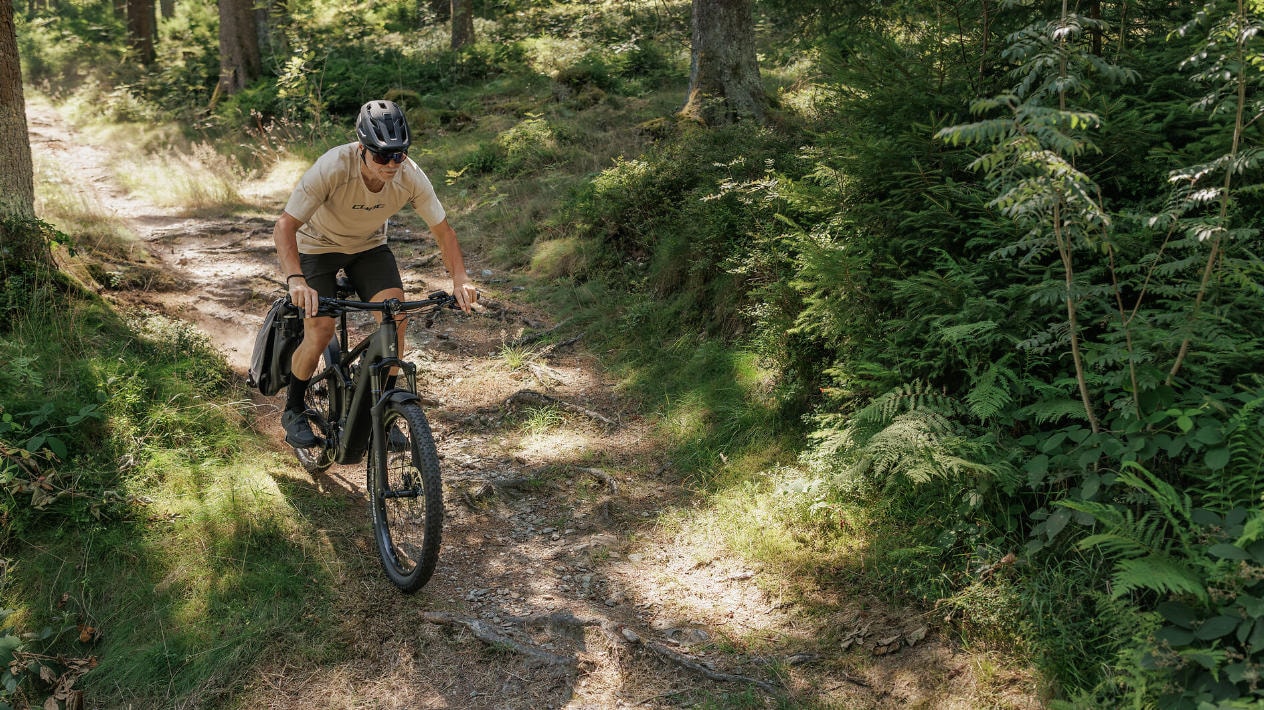 Cube Stereo Hybrid 2027 Modelle Neuheiten im Vergleich ONE22 FE E-Bike Fahrer auf Wald-Trail